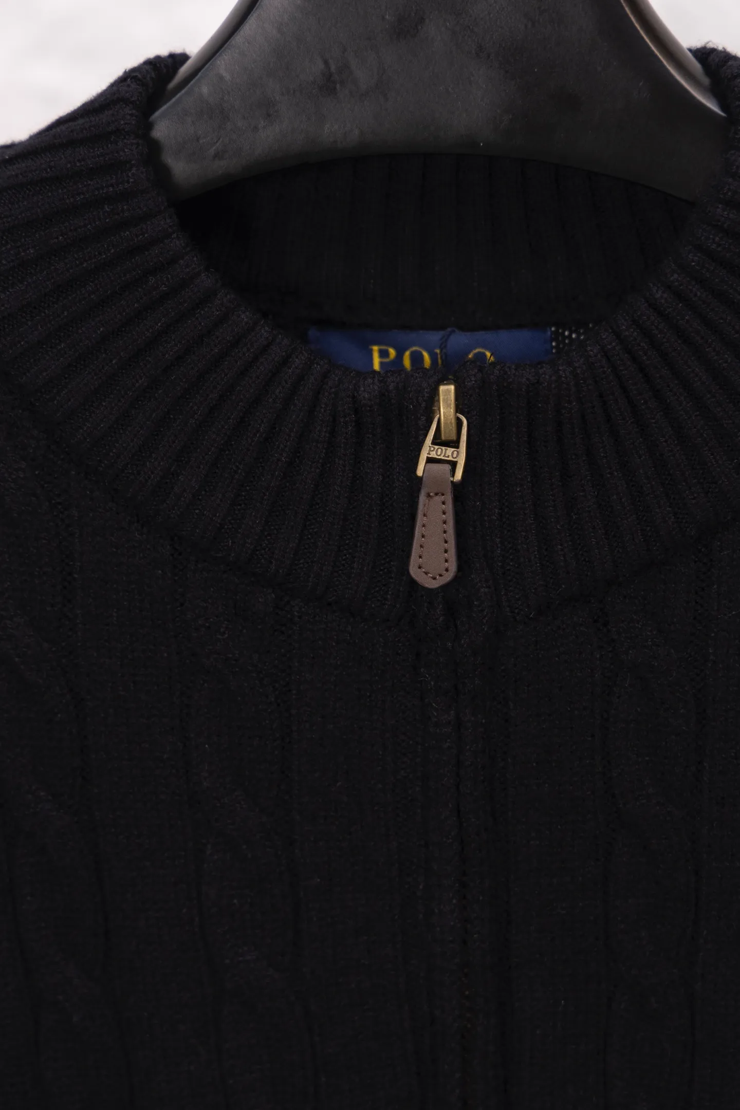P230 Style No./F187 Rah Lauren classic pony embroidered stand-up collar knitted sweater. Made of 400 cotton gauze fabric with clear lines. The original customized lines are smooth and delicate. Better hand feel. Not easy to deform. Not easy to shrink. Not easy to fade. Maintain long-lasting beauty. Color Gray Black Size S-XL